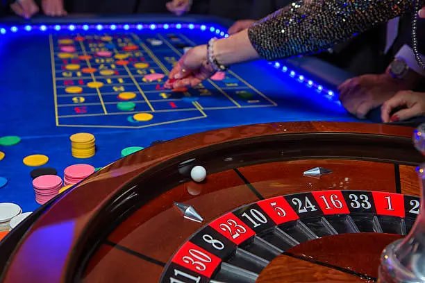 Antarmuka aplikasi ringbet88 menampilkan menu sportsbook, live dealer, dan slot